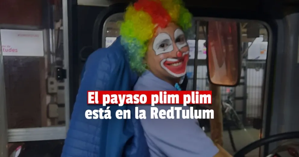 Un colectivero se disfrazó de payaso para agasajar a los más pequeños 