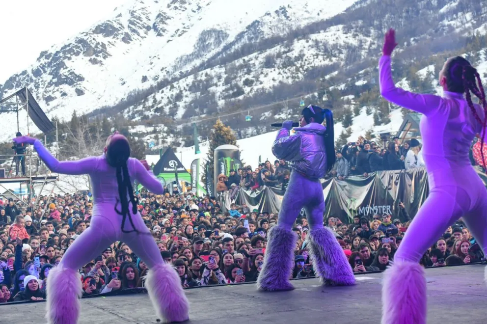 Cazzu hizo vivir un sábado increíble en el cerro Catedral