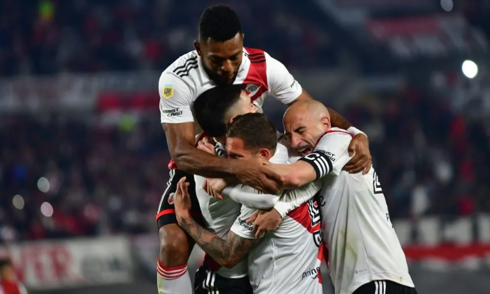 River goleó a Central Córdoba en el Monumental y se acercó a la cima