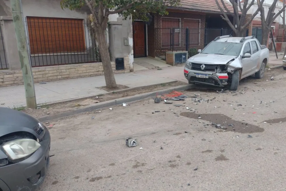 Se tragó un pozo, chocó un vehículo estacionado y terminó hospitalizada 