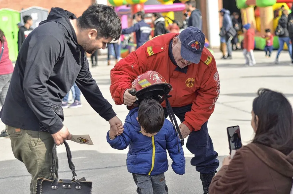 Los niños disfrutaron el “Día de las Infancias” junto a los bomberos