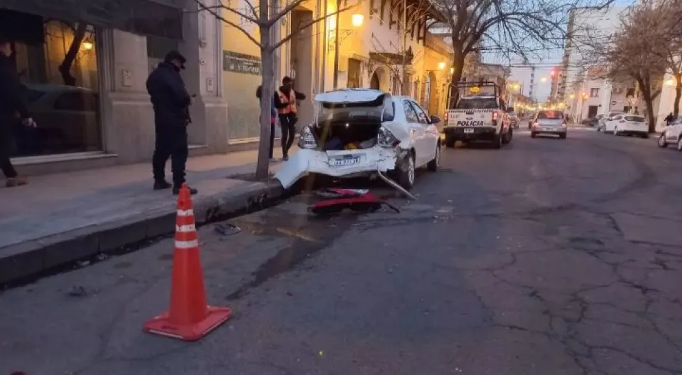 Pésimo comienzo de semana: chocó a dos autos estacionados y se fue como si no pasara nada