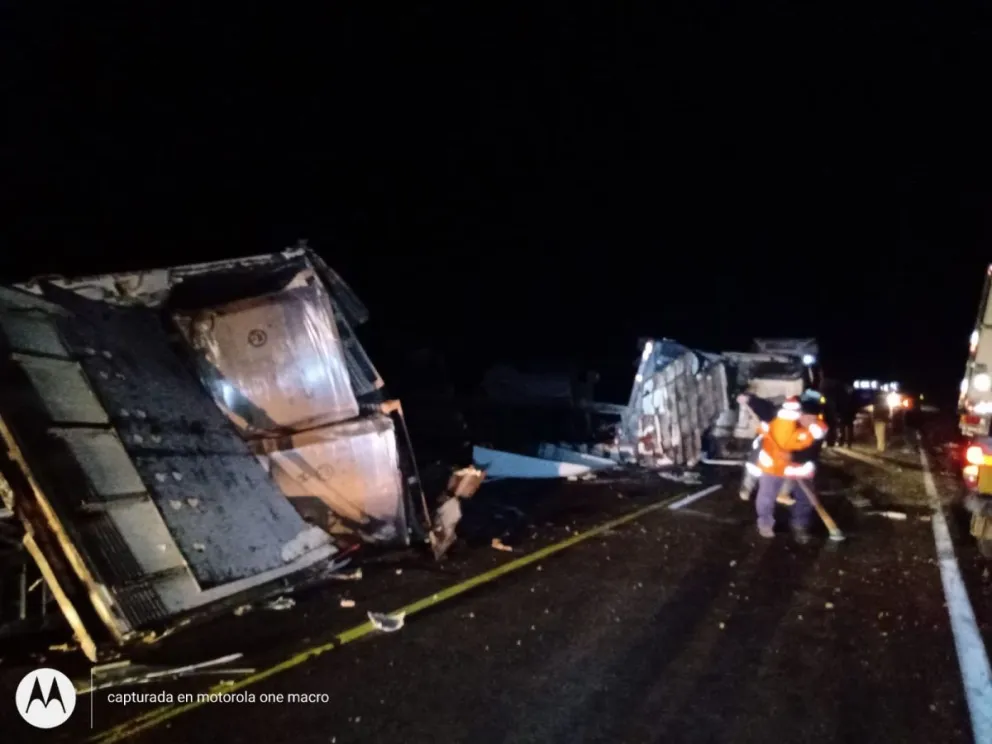 Choque frontal entre dos camiones en Ruta 3