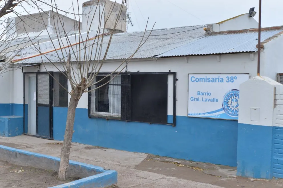 Intento de robo en un taller de chapa y pintura en Viedma: uno de los delincuentes sacó un arma y disparó