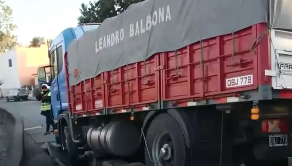 Camionero causó destrozos en la Capital: se subió sobre la vereda, la hundió y quedó atrapado