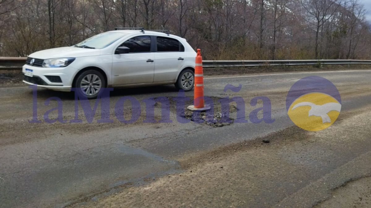 Una familia rompió dos ruedas por un bache en Ruta 40
