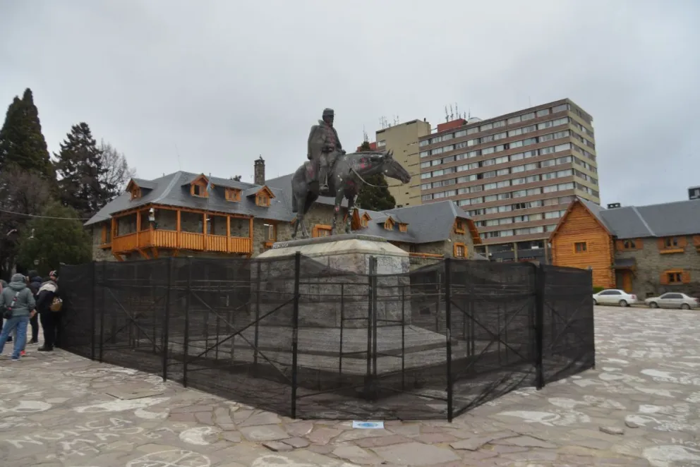 Destinaron casi medio millón de pesos para limpiar la estatua de Roca