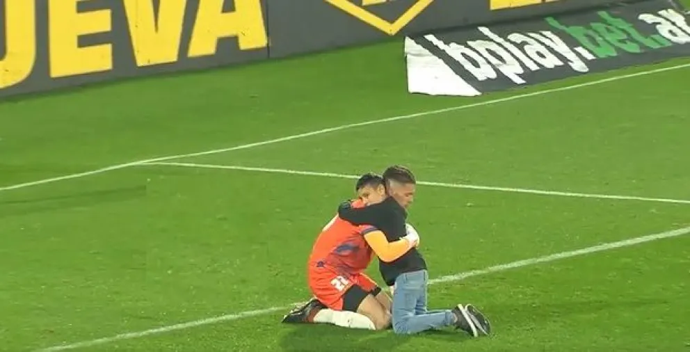 Emocionante video: un nene invadió el campo de juego para consolar al arquero tras la derrota