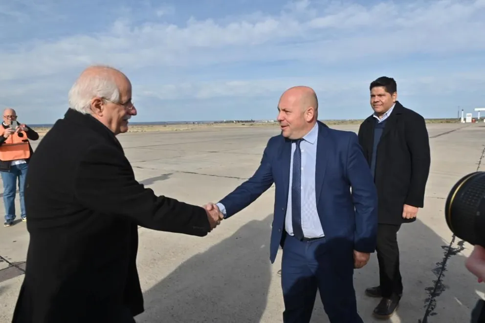 Autoridades provinciales recibieron al Ministro de Defensa de la Nación en Trelew