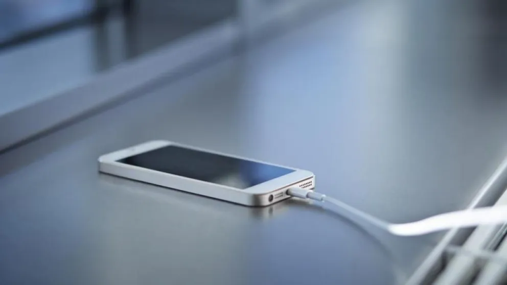 Bueno o malo: qué pasa si dejás cargando tu celular toda la noche