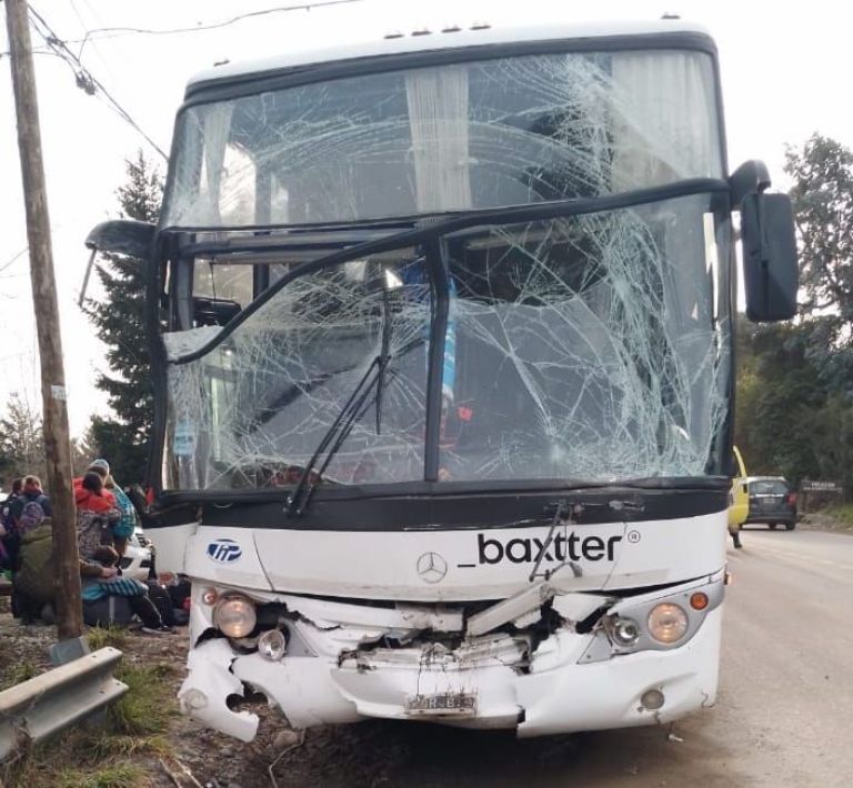 Fuerte choque entre dos colectivos con egresados en Bustillo