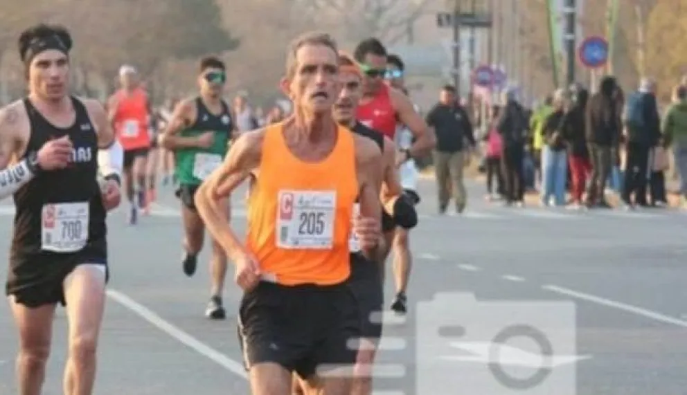 Impecable: nuevo récord nacional y sudamericano para Fernando Marrón en media maratón