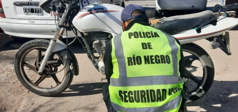 La Policía secuestró una moto que se encontraba abandonada 