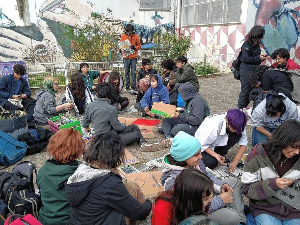 Sentada en la Escuela de Arte por plaga de alimañas y techo en mal estado