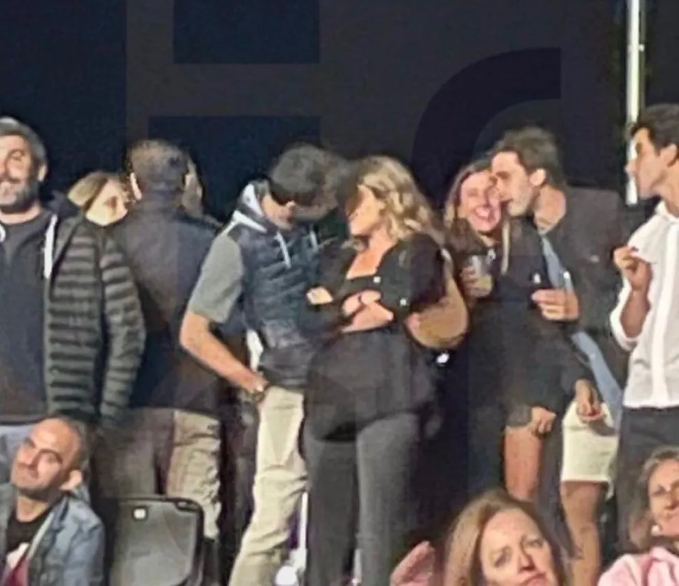 Más complicado: Piqué se mostró con su novia a los besos y rompió un acuerdo con Shakira
