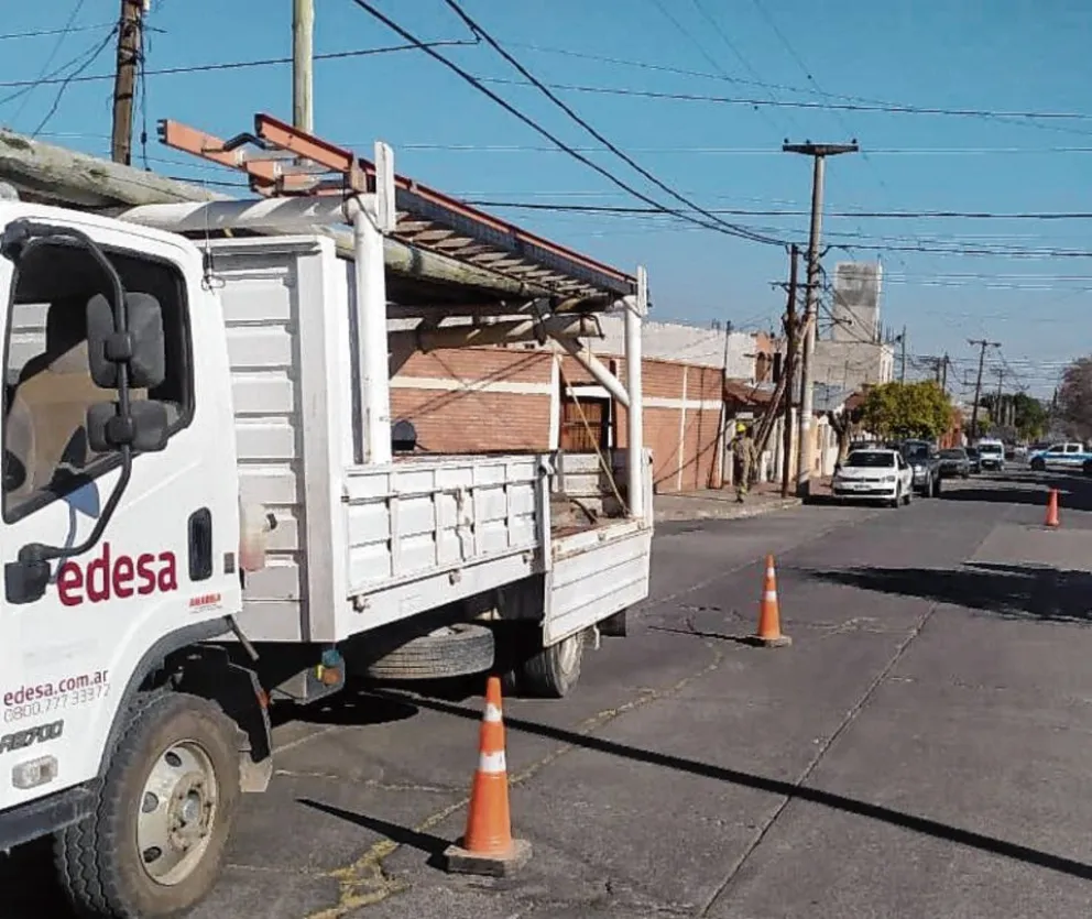Camionero causó un caos vehicular: dejó sin luz a seis barrios de la Ciudad 