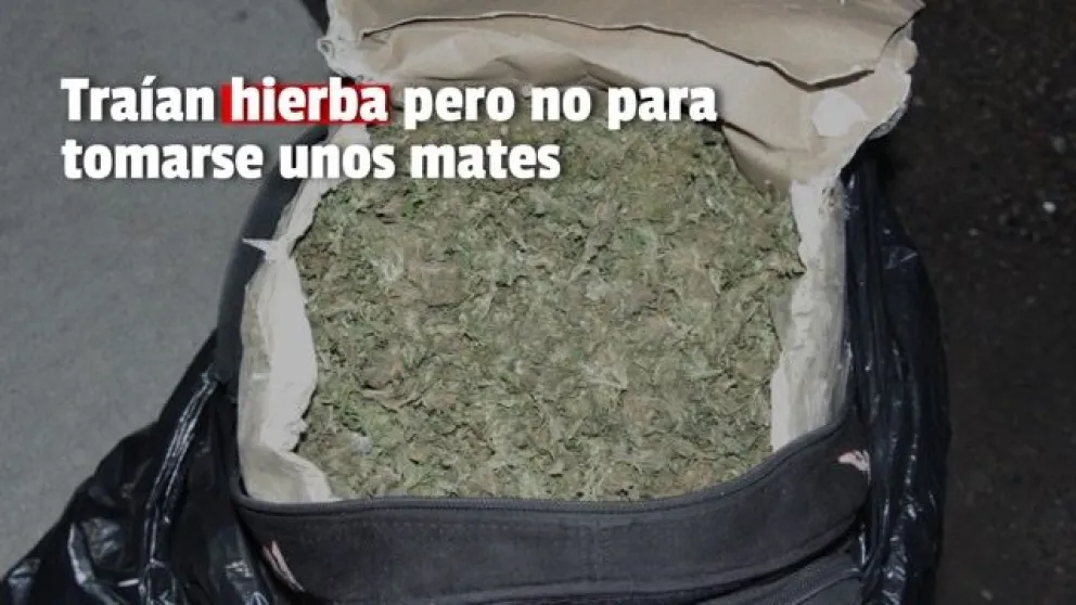 Circulaban en moto, la Policía los paró y les encontró una mochila llena de droga 