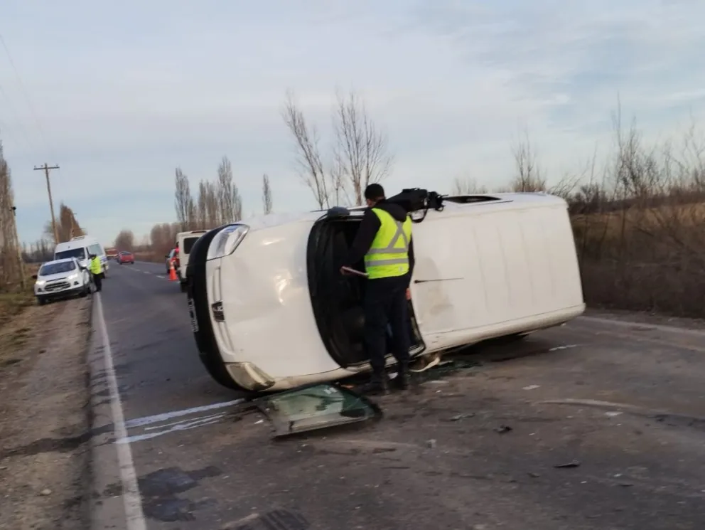 Dio un volantazo para evitar un choque y terminó volcando en la ruta chica