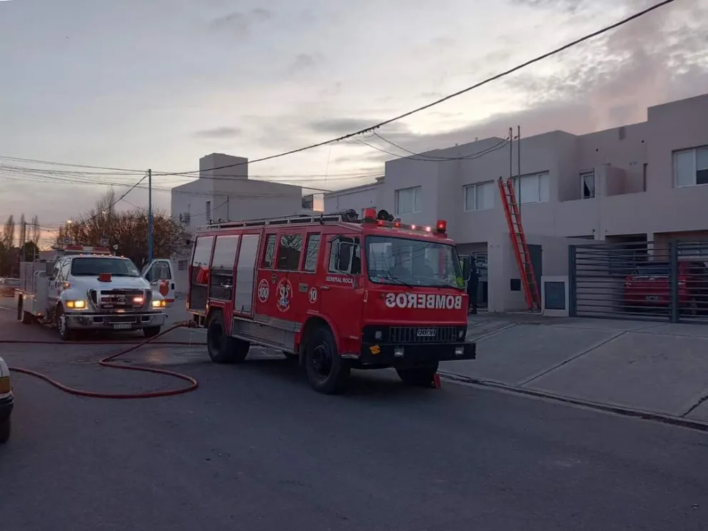 Los bomberos lograron sofocar a tiempo las llamas en una vivienda