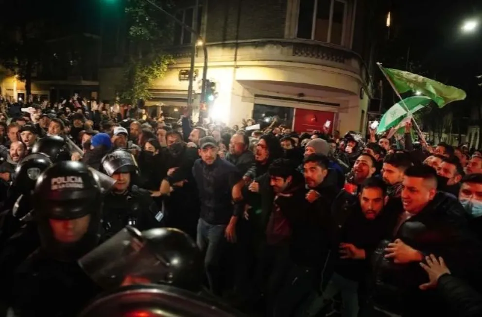 Descontrol en La Recoleta: salieron a reclamar por Cristina Kirchner y terminaron a las piñas