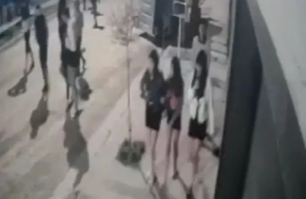 Guerra de piedras entre adolescentes luego de una fiesta clandestina