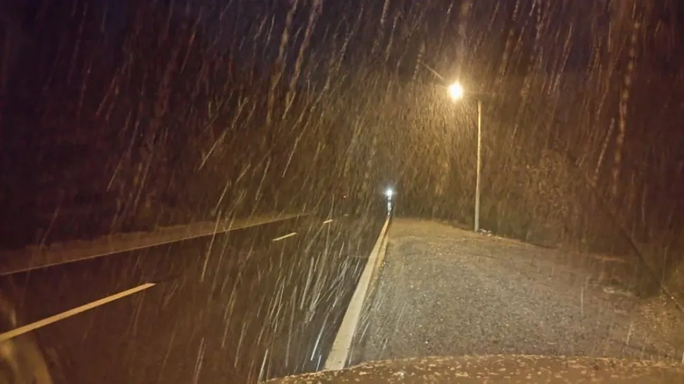 Ruta 40 Sur: Empezó a nevar en las zonas altas y piden extremar precauciones  