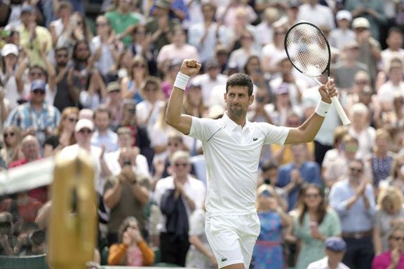 Novak Djokovic sigue a paso firme en Wimbledon