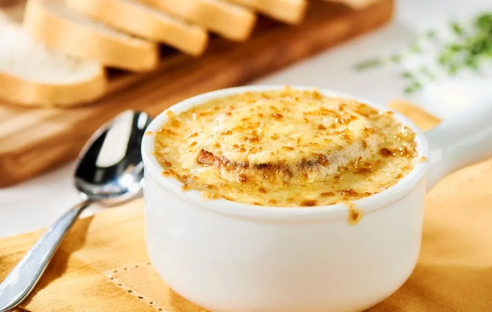 Para combatir el frío: hacé sopa de cebolla con queso en solo 5 pasos
