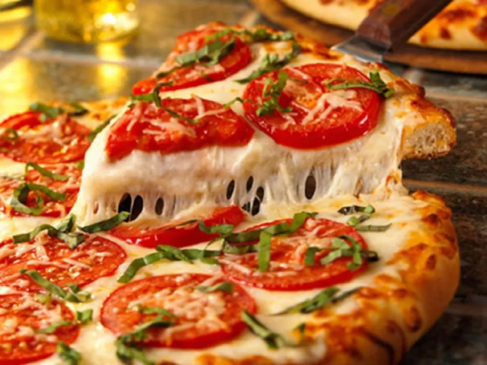 ¡No falla! El truco para calentar la pizza en el microondas y que quede como recién horneada