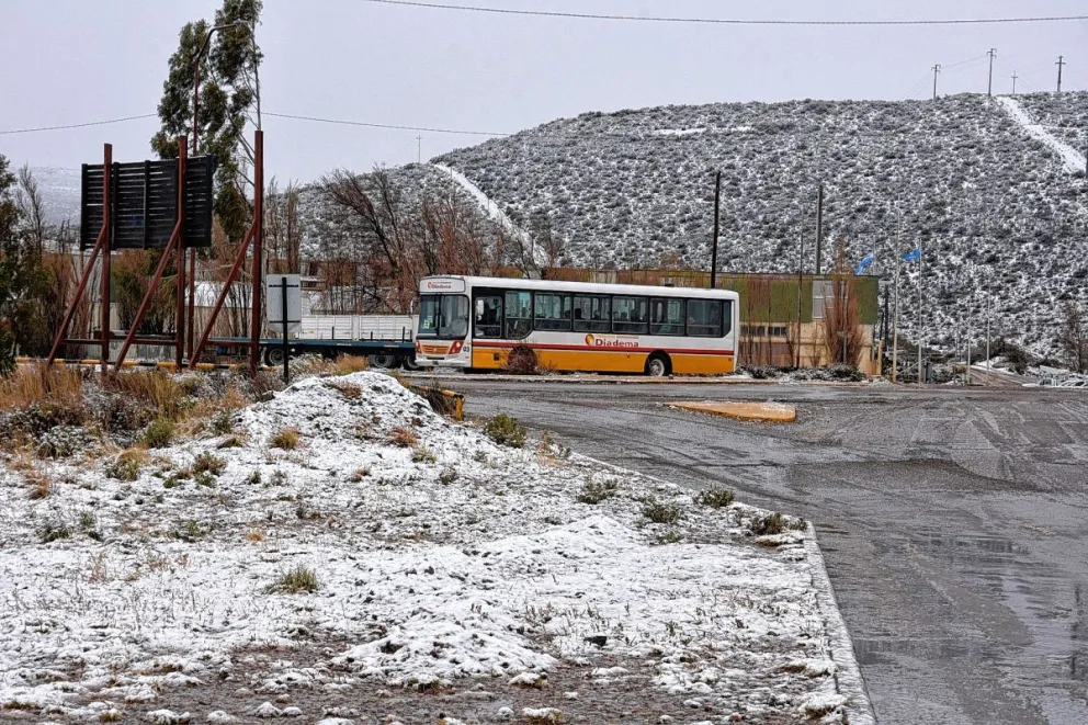 Finalmente nevó en los alrededores y el frío volvió a sentirse en Comodoro
