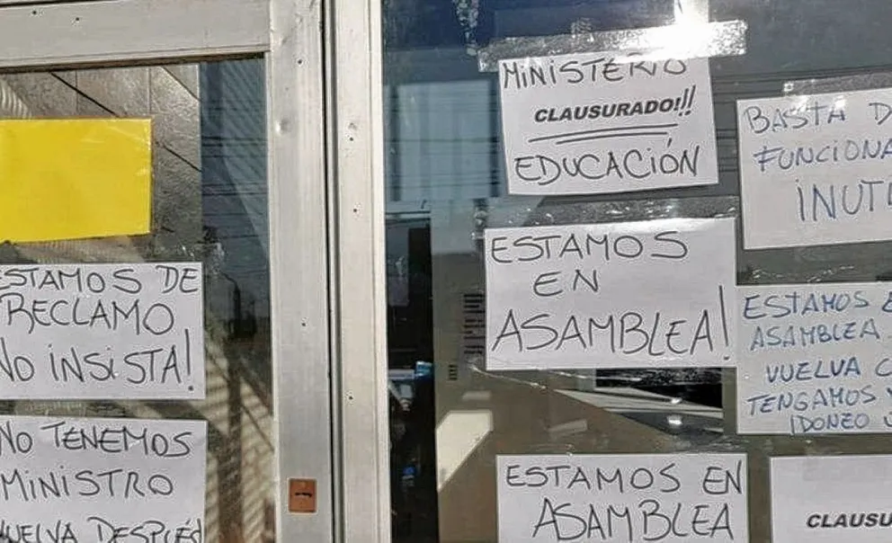 El Ministerio de Educación mantiene un conflicto hasta con su personal por el “deficiente” estado del edificio