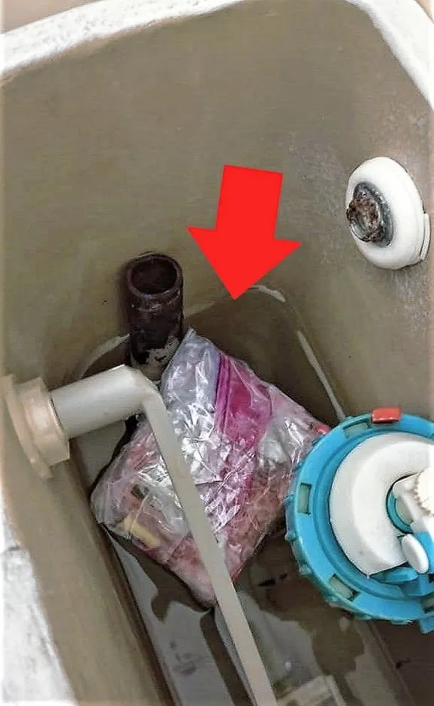 Una mujer dejó escondido en el baño de un centro de salud un paquete con marihuana y se retiró