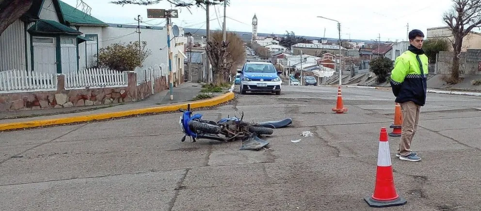 La policía busca intensamente a un automovilista que embistió a un motociclista y se dio a la fuga