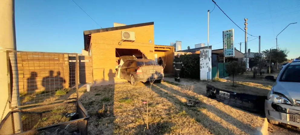 Un auto se metió adentro de una casa en Patagones