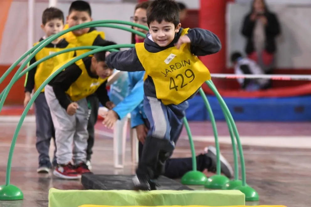 Alumnos de 27 escuelas de Nivel Inicial participan en Trelew del Encuentro Interescolar de Mini Olímpicos