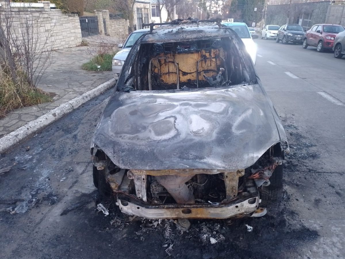 Un taxi se incendió por completo frente al Hospital Zonal