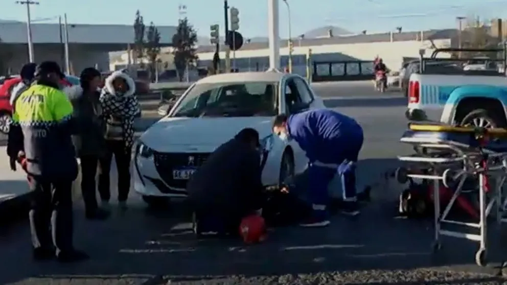 Fuerte Impacto: salteña sufrió un accidente y quedó tirada en la calle
