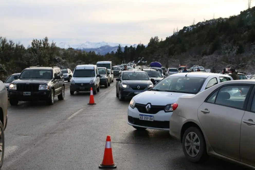 Discusiones y tensión en el corte de ruta del personal de la Salud