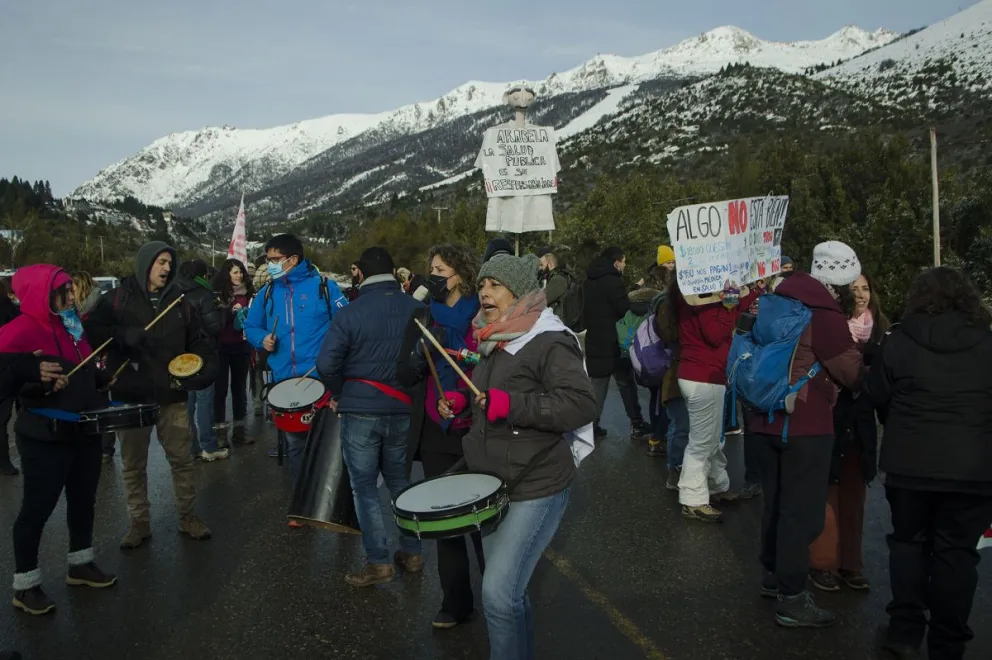 Hospitalarios mantienen el reclamo y cortan el acceso a cerro Catedral