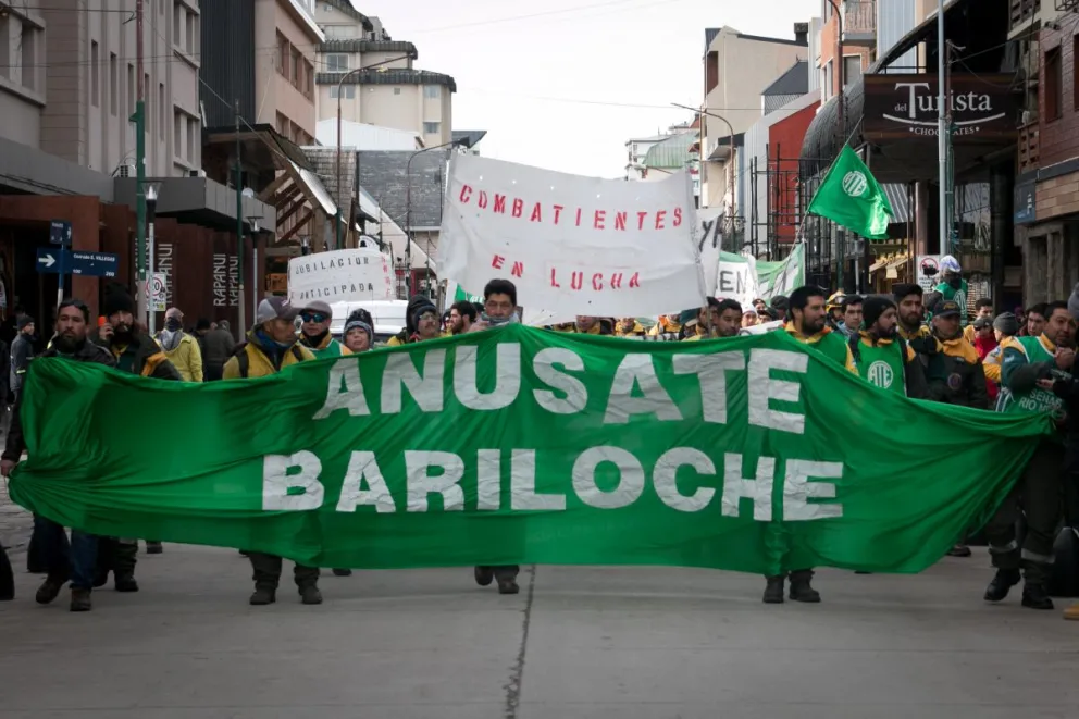 Personal del SPLIF se manifestó y marchó por la ciudad