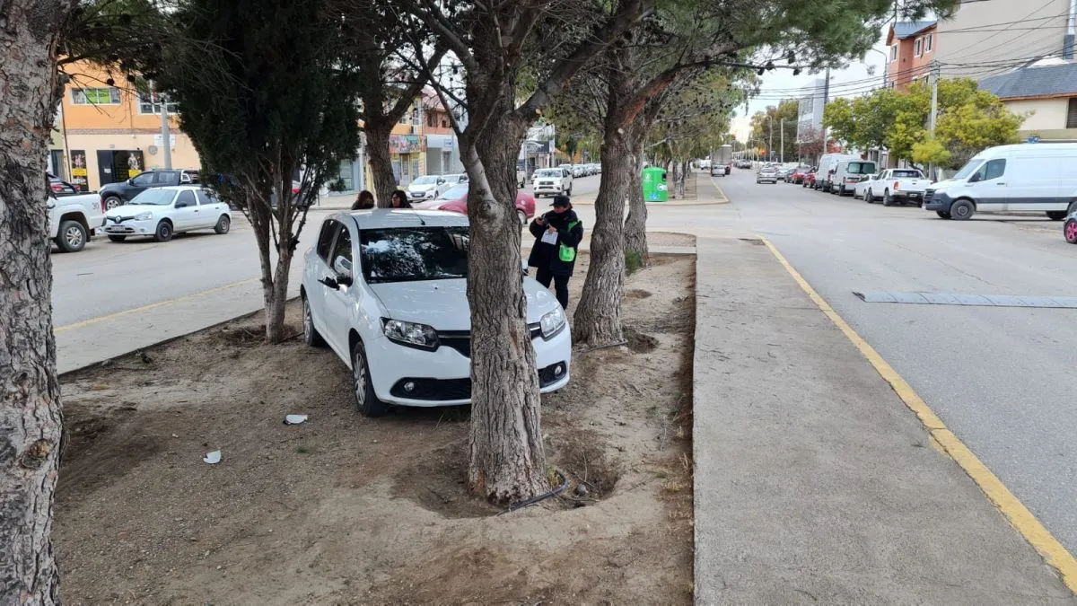Chocaron y uno de los autos terminó arriba del boulevard