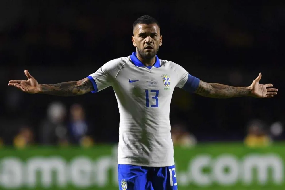 Dani Alves quedó libre y busca equipo por Instagram