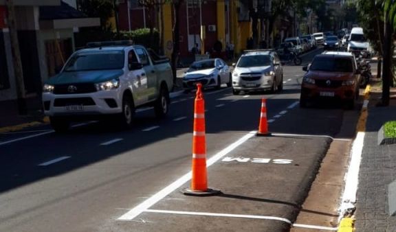 Posadas: demarcan espacios de estacionamiento sobre calle Tucumán