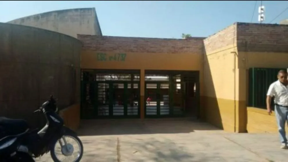 Protestas por las malas condiciones de una escuela en Embarcación