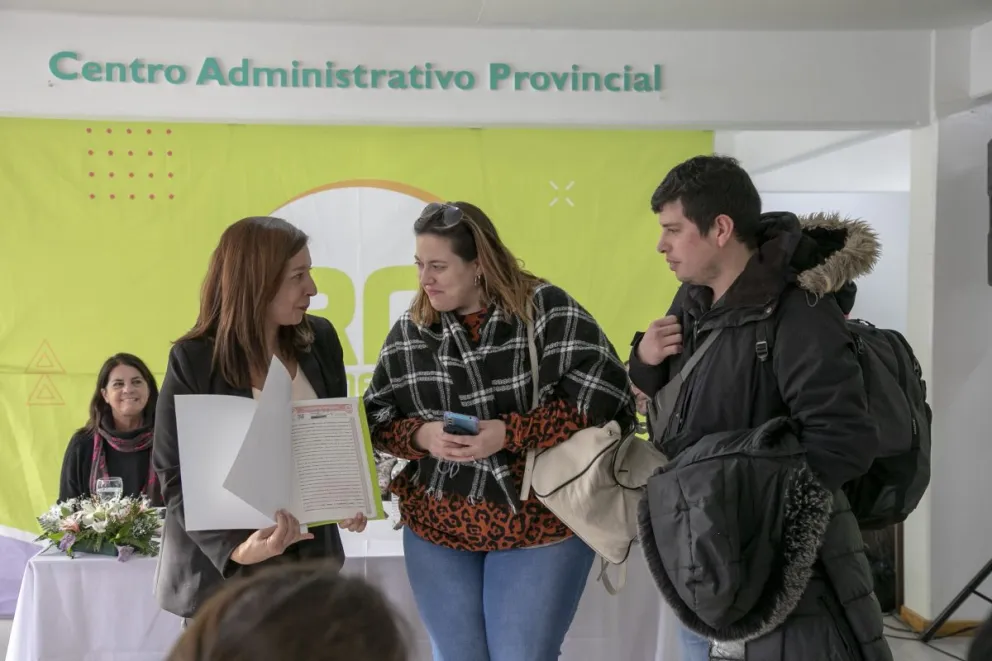 Entregaron títulos de propiedad a 18 familias barilochenses