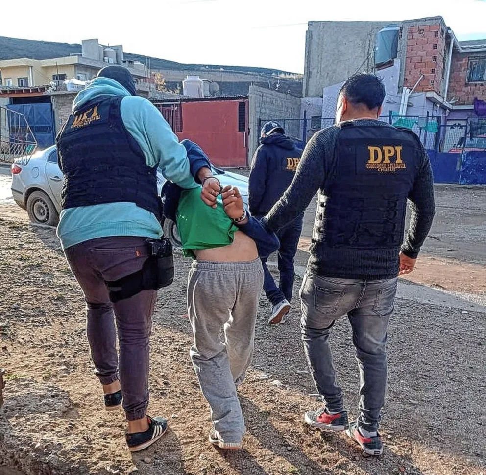 Mientras la mujer cumple arresto domiciliario, ayer detuvieron al cómplice tras la seguidilla de asaltos a jóvenes en Km 3