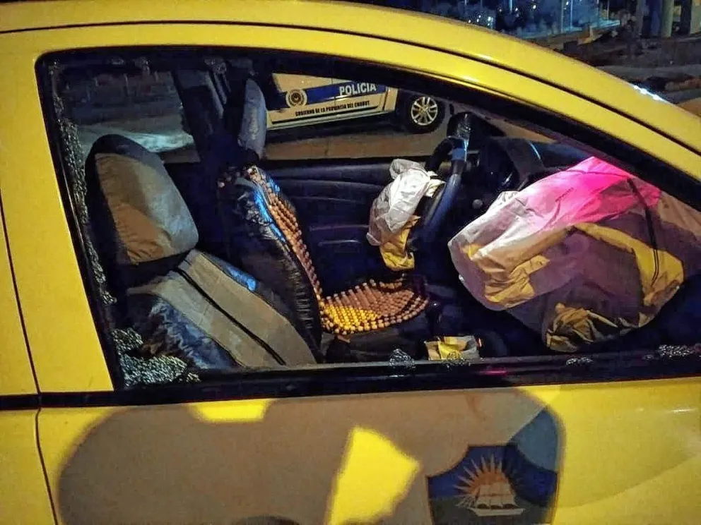 Con dos asaltantes como pasajeros, taxista chocó el auto contra un poste de luz y consiguió zafar del robo  