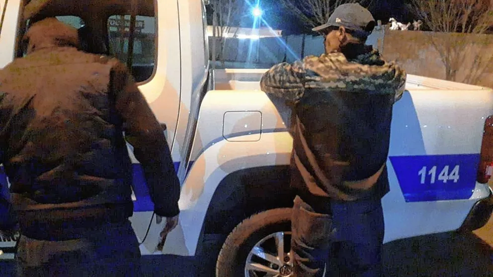 Los echó de un asado con la policía y volvieron para asaltarlo
