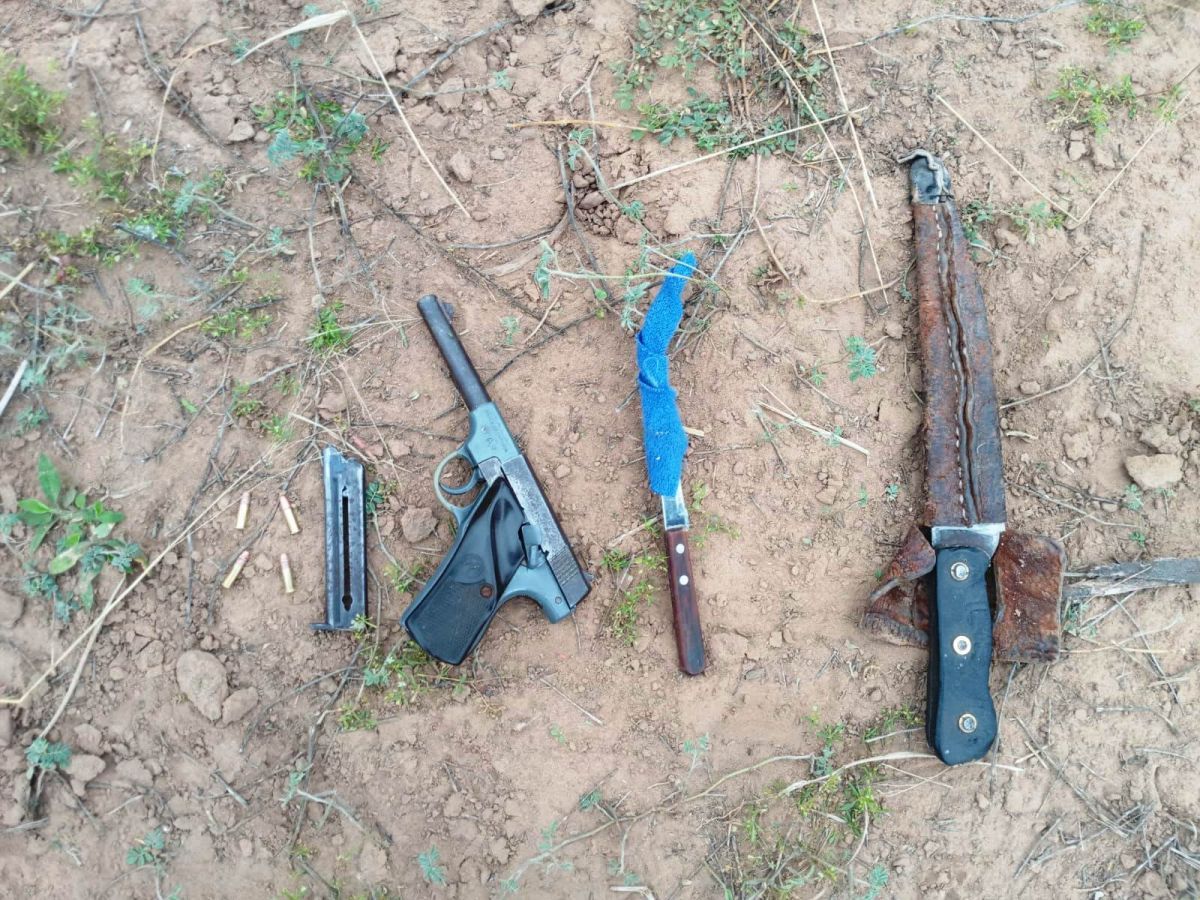 Detuvieron a un hombre con antecedentes y que además portaba armas blanca y de fuego