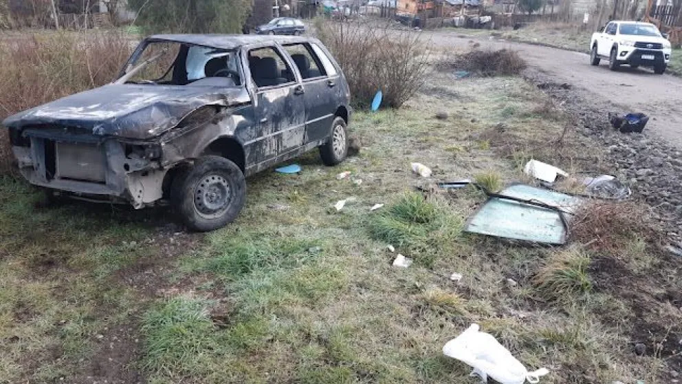 Una mujer volvía a su casa con su hija, le fallaron los frenos y terminó volcando
